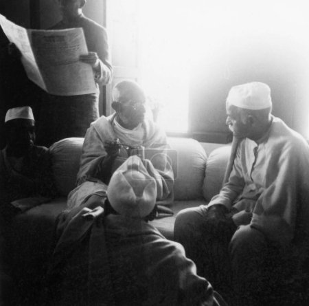 Foto de Mahatma Gandhi hablando con Madan Mohan Malaviya, Varanasi, 1941, India - Imagen libre de derechos