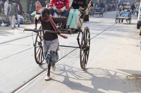 Foto de Hombre que lleva pasajero en rickshaw de la mano en Bengala Occidental India - Imagen libre de derechos