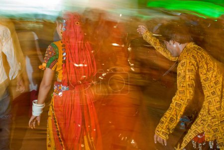 Foto de Hombre y mujer tocando garba durante el festival de Navaratri, Borivali, Bombay Mumbai, Maharashtra, India - Imagen libre de derechos