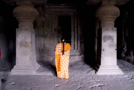 Foto de Mujer observando las cuevas de Ellora; Aurangabad; Maharashtra; India - Imagen libre de derechos