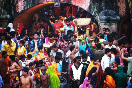 Téléchargez les photos : Pèlerins sur babu ghat pendant le festival chhat pooja à, Calcutta Kolkata, Bengale occidental, Inde - en image libre de droit