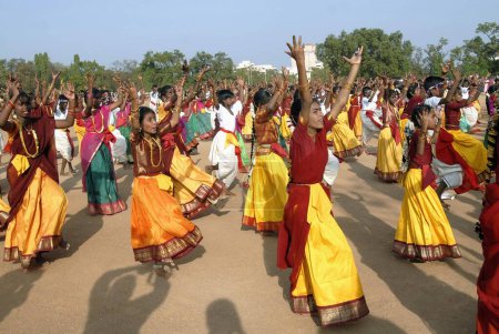 Téléchargez les photos : Enfants exécutant des danses de groupe au programme festif, Kerala, Inde - en image libre de droit