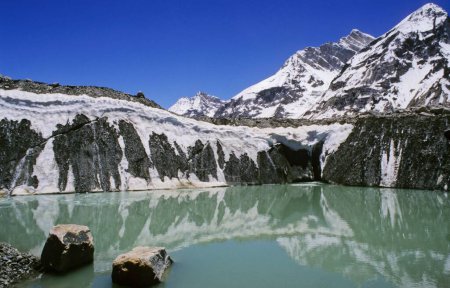 Téléchargez les photos : Piscine glaciaire, Himachal Pradesh, Inde - en image libre de droit