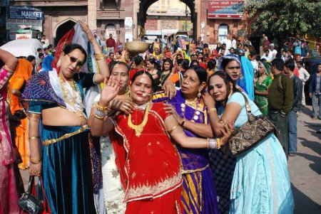 Téléchargez les photos : Kinnars dansant en procession de la convention nationale, Jodhpur, Rajasthan, Inde - en image libre de droit