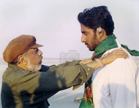 Foto de Actor indio de Bollywood abhishek bachchan y director de cine de refugiados Jyoti Prakash Dutta - Imagen libre de derechos