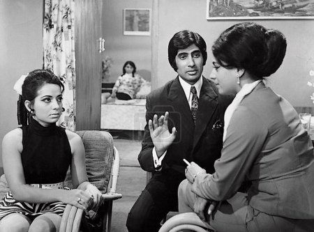 Foto de El actor de Bollywood del sur de Asia Amitabh Bachchan y la actriz Neeta Khayani en la película Raaste ka Patthar, India - Imagen libre de derechos