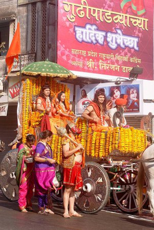 Téléchargez les photos : Lord Rama sita laxman en chariot avec hanuman marche scène dramatique du Ramayana en procession pour célébrer la fête de Gudi Padva ; Thane ; Maharashtra ; Inde - en image libre de droit