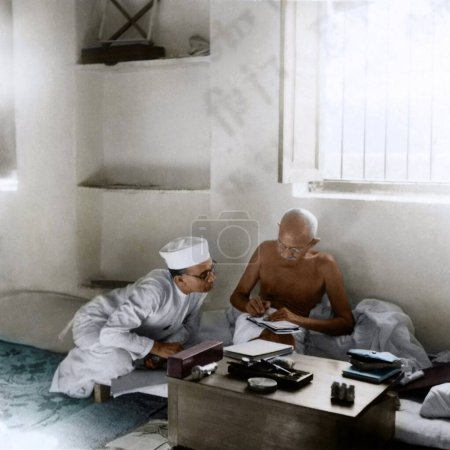 Foto de Mahatma Gandhi hablando con Pyarelal Nayar, Colonia Bhangi, Delhi, India, Asia, 2 de octubre de 1946 - Imagen libre de derechos
