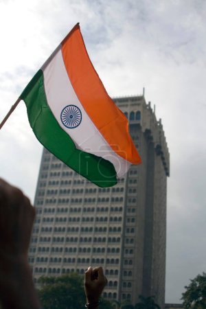 Foto de Activista sosteniendo bandera tricolor india durante un mitin de paz en el hotel Taj mahal, Colaba, Bombay Mumbai, Maharashtra, India - Imagen libre de derechos