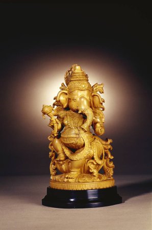 Téléchargez les photos : Seigneur Ganesh ganpati idole en bois de santal, Nature morte - en image libre de droit