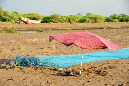Téléchargez les photos : Parapluie et filet de pêche, Surwada Beach, Gujarat, Inde, Asie - en image libre de droit