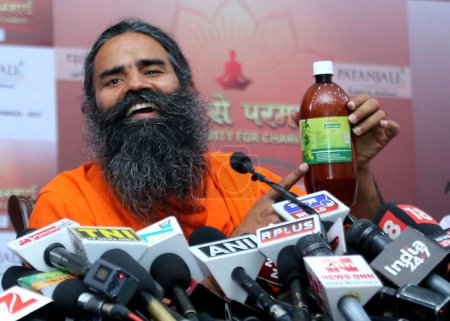 Foto de Baba Ramdev, gurú del yoga indio, hombre de negocios, embajador de marca, Patanjali Ayurved, conferencia de prensa, Nueva Delhi, India, 4 de mayo de 2017 - Imagen libre de derechos