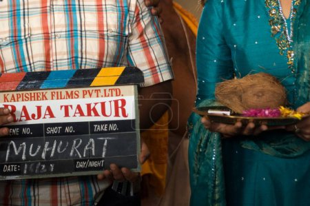 Téléchargez les photos : Muhurat, star Nagma sur le plateau de Rajababu dans les studios SL, Bombay Mumbai ; Maharashtra ; Inde - en image libre de droit