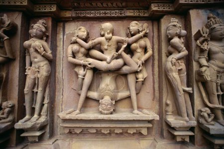 Téléchargez les photos : Images érotiques à l'extérieur du temple Kandariya Mahadeva, Khajuraho, Madhya Pradesh, Inde - en image libre de droit