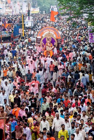 Téléchargez les photos : Peuple portant l'idole du seigneur Ganesh (dieu tête d'éléphant) pour visarjan ; Maharashtra ; Inde - en image libre de droit