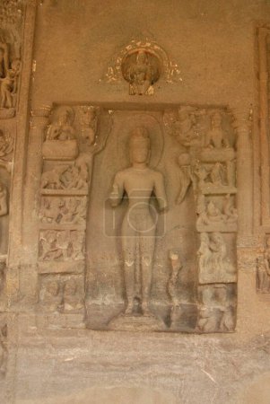 Foto de Estatua arruinada de Buda en la cueva 4; Ajanta; Aurangabad; Maharashtra; India - Imagen libre de derechos