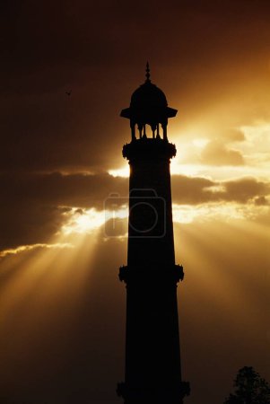 Téléchargez les photos : Minaret en silhouette, Taj Mahal Septième merveille du monde, Agra, Uttar Pradesh, Inde - en image libre de droit