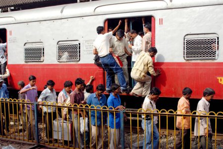 Foto de Transporte de trenes durante las horas punta; Bombay ahora Mumbai; Maharashtra; India - Imagen libre de derechos