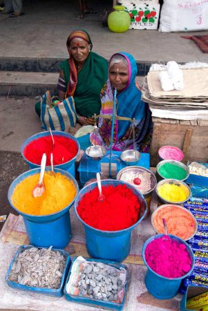 Téléchargez les photos : Vendeur de poudre de couleur au marché de Bijapur, Karnataka, Inde - en image libre de droit