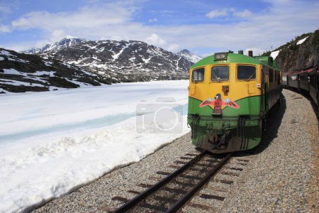 Foto de Tren en la frontera canadiense de Estados Unidos; paso blanco y ferrocarril de vía estrecha de Yukón; Skagway; Alaska; Estados Unidos de América - Imagen libre de derechos