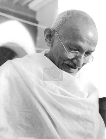 Téléchargez les photos : Mahatma Gandhi, 1944 avocat indien, nationaliste anticolonialiste et éthicien politique - en image libre de droit