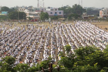 Téléchargez les photos : La foule s'est rassemblée pour Eid al Fitr ou Ramzan id namaaz à Lashkar-e-Eidgaah ground, Malegaon, Maharashtra, Inde - en image libre de droit