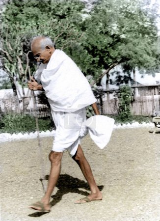Téléchargez les photos : Mahatma Gandhi walking, Ashram Satyagraha, Wardha, Maharashtra, Inde, Asie, 9 août 1939 - en image libre de droit