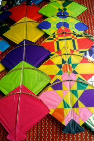 Nahaufnahmen farbenfroher Drachen beim Makara Sankranti Festival; baroda; gujarat; india