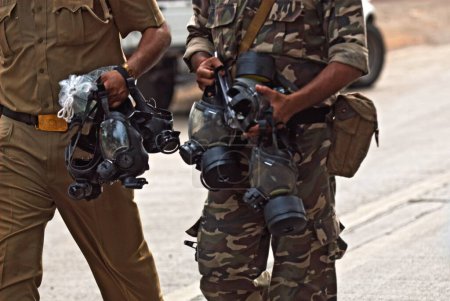 Téléchargez les photos : La police et l'armée portent un masque de sécurité à l'hôtel Taj Mahal après une attaque terroriste perpétrée par des moudjahidines du deccan, Bombay Mumbai, Maharashtra, Inde 26 novembre 2008 - en image libre de droit