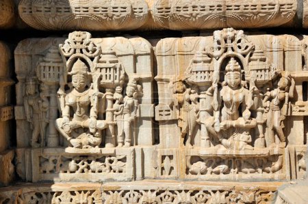 Téléchargez les photos : Sculpture sur Jain temple shwetambar sat bis deori in chittorgarh rajasthan Inde Asie - en image libre de droit