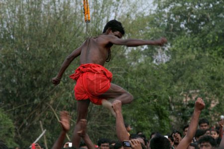 Foto de Devotos colgando cuerda con ganchos en la espalda, charak pooja, bengala occidental, india, asia - Imagen libre de derechos