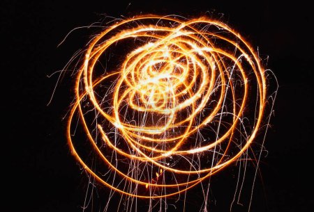 Foto de Círculos de chispas exhibición de fuegos artificiales, Diwali deepawali Festival, bombay mumbai, maharashtra, India - Imagen libre de derechos