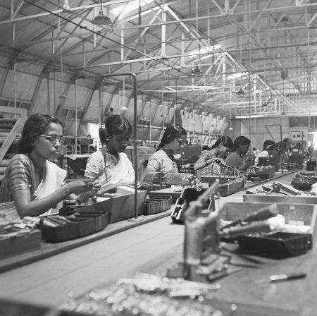 Téléchargez les photos : Femmes travaillant dans l'usine téléphonique, fabrication d'instruments téléphoniques à Bangalore, Karnataka, Inde, année 1950 - en image libre de droit