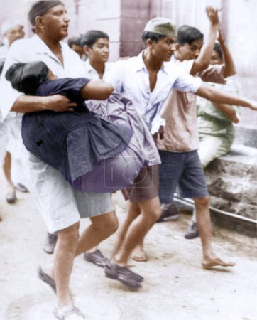Téléchargez les photos : Femme blessée portée par un homme pendant le mouvement Quit India, Inde, Asie, août 1942 - en image libre de droit