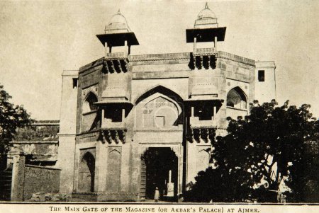 Téléchargez les photos : Ancienne image de la porte principale du magazine ou du palais akbar, Ajmer, Rajasthan, Inde - en image libre de droit