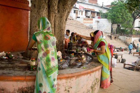 Téléchargez les photos : Femmes effectuant shivling pooja assi ghat varanasi uttar pradesh Inde Asie - en image libre de droit