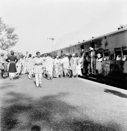 Foto de Gente en una estación de tren, 1945 - Imagen libre de derechos
