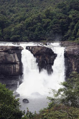 Téléchargez les photos : Cascade de Vazhachan ; Athirapally ; Kerala ; Inde - en image libre de droit
