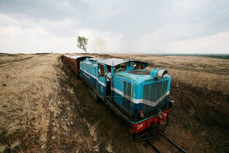 Téléchargez les photos : Train sur la ligne de chemin de fer de voie à Miraj Maharashtra Inde Asie - en image libre de droit