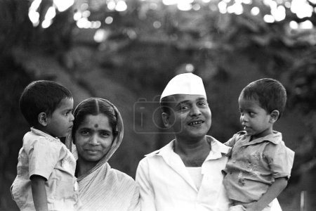 Téléchargez les photos : Maharashtrian famille mari femme et deux enfants Mumbai Maharashtra Inde Asie 1973 - en image libre de droit
