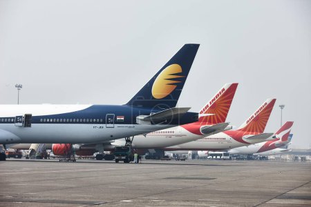 Téléchargez les photos : Queues d'avion stationnées à l'aéroport de Bombay - en image libre de droit