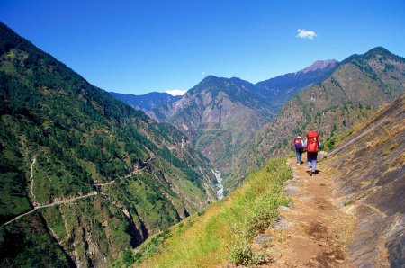 Téléchargez les photos : Trekker dans la vallée de Sangla, Himachal Pradesh, Inde - en image libre de droit