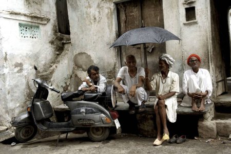 Foto de Hombres sentados frente a su casa, Dilwara, Rajastán, India - Imagen libre de derechos