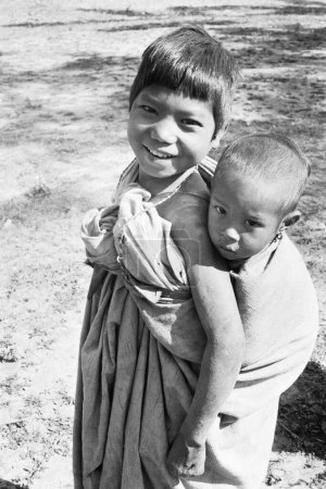 Téléchargez les photos : Les enfants tribaux appartenant à la tribu Mishmi dans l'Arunachal Pradesh, 1982, cadre 3316 est un paysage, Inde - en image libre de droit