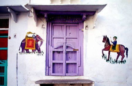 Téléchargez les photos : Fenêtre et peinture murale, Dongarpur, Rajasthan, Inde - en image libre de droit