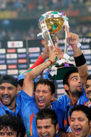 Foto de El jugador de cricket indio Sachin Tendulkar c celebra con el trofeo de la Copa Mundial de la CCI después de vencer a Sri Lanka en el partido final de la Copa Mundial de Cricket de la CCI 2011 en el Estadio Wankhede en Mumbai el 2 de abril de 2011 India derrotó a Sri Lanka por seis wickets - Imagen libre de derechos