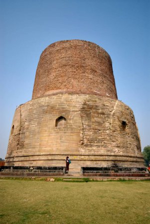 Téléchargez les photos : Bhikkhuni prières monastiques féminines au stupa Dhamekh ; Sarnath ; Varanasi ; Uttar Pradesh ; Inde - en image libre de droit