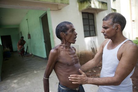 Téléchargez les photos : Dr Prakash amte examine un patient, maharashtra, Inde, Asie - en image libre de droit