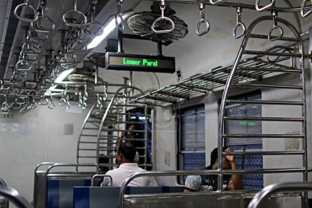 Téléchargez les photos : Indicateur à l'intérieur du train, gare de Lower Parel, Mumbai, Maharashtra, Inde, Asie - en image libre de droit