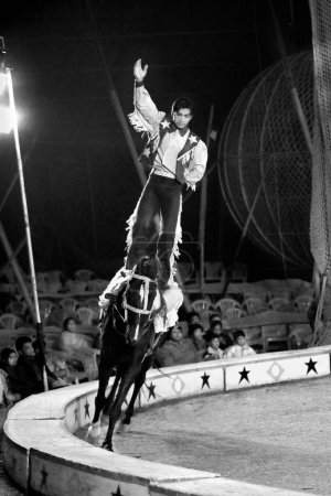 Téléchargez les photos : Homme à cheval dans le cirque, Inde, Asie - en image libre de droit